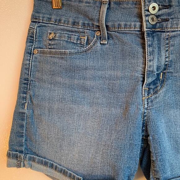 DENIZEN FROM LEVI’S Women’s Light Wash Stretch Cuffed Jean Shorts / Size: 4 - Picture 7 of 12